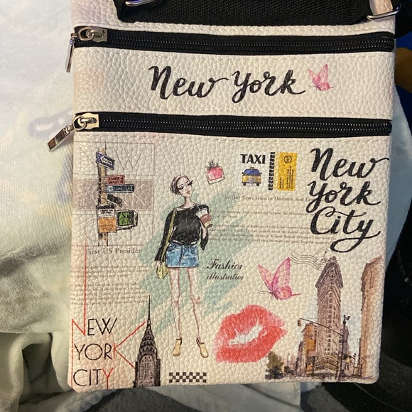 Tony and Tina crossbody pocketbook ,new w/ tag, white background w/ city scene - Picture 2 of 7